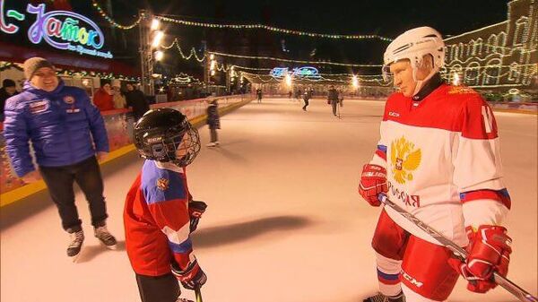 Путин исполнил мечту мальчика из Челябинской области и вышел вместе с ним на лед на Красной площади