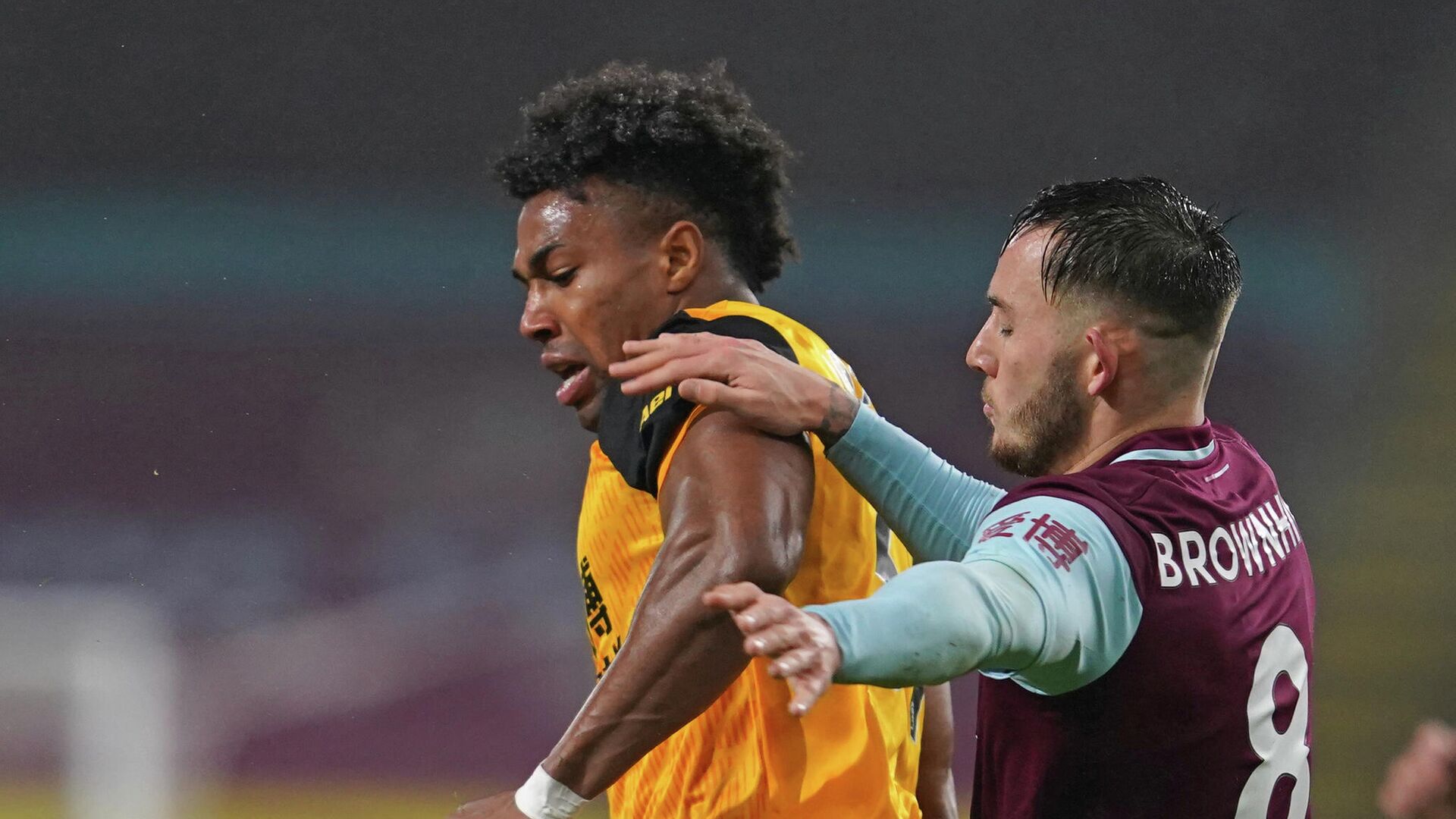 Wolverhampton Wanderers' Spanish midfielder Adama Traore (L) vies with Burnley's English midfielder Josh Brownhill (R) during the English Premier League football match between Burnley and Wolverhampton Wanderers at Turf Moor in Burnley, north west England on December 21, 2020. (Photo by Jon Super / POOL / AFP) / RESTRICTED TO EDITORIAL USE. No use with unauthorized audio, video, data, fixture lists, club/league logos or 'live' services. Online in-match use limited to 120 images. An additional 40 images may be used in extra time. No video emulation. Social media in-match use limited to 120 images. An additional 40 images may be used in extra time. No use in betting publications, games or single club/league/player publications. /  - РИА Новости, 1920, 21.12.2020