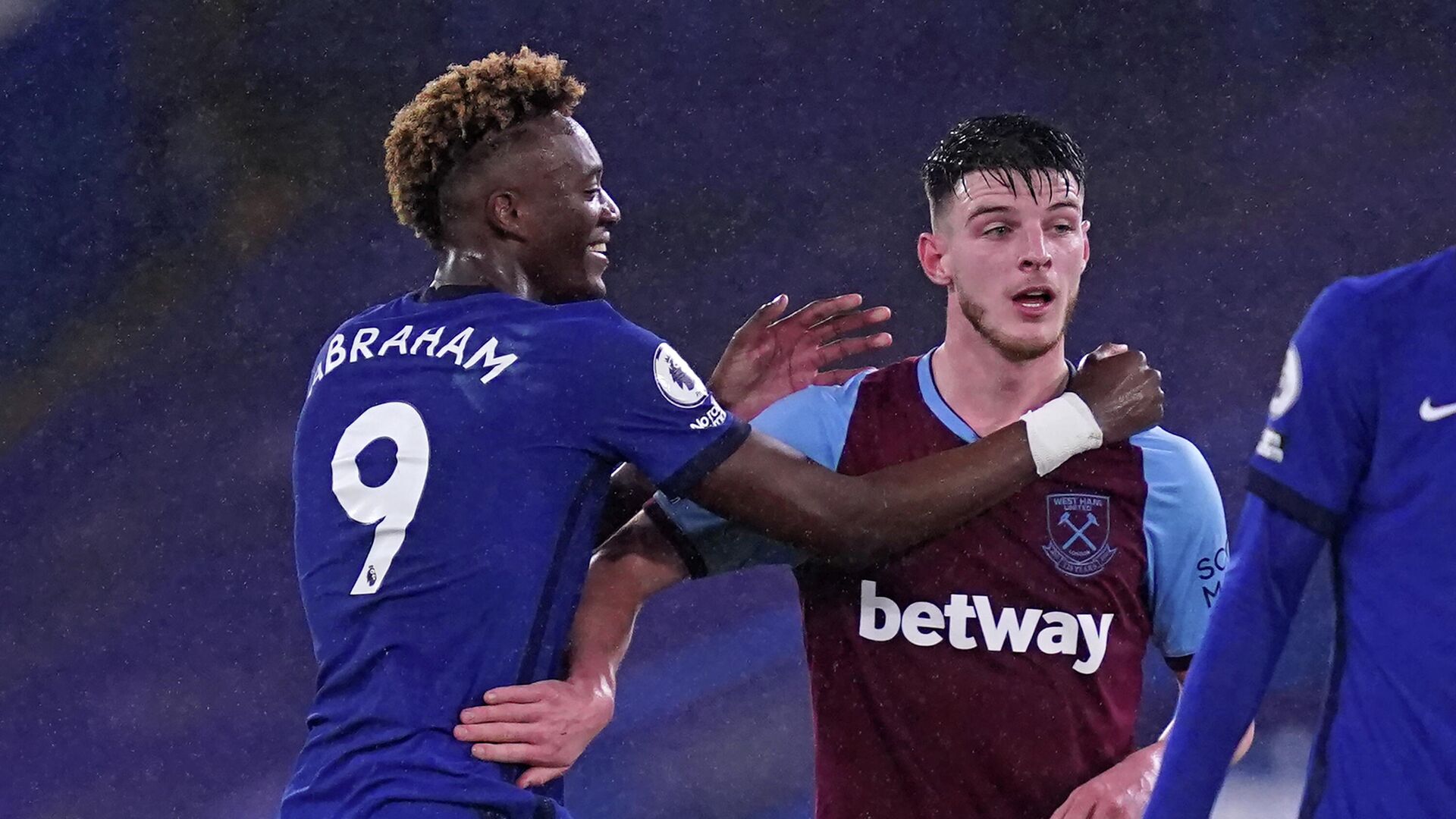 Chelsea's English striker Tammy Abraham (L) speaks with West Ham United's English midfielder Declan Rice (R) on the pitch after the English Premier League football match between Chelsea and West Ham United at Stamford Bridge in London on December 21, 2020. - Chelsea won the game 3-0. (Photo by John Walton / POOL / AFP) / RESTRICTED TO EDITORIAL USE. No use with unauthorized audio, video, data, fixture lists, club/league logos or 'live' services. Online in-match use limited to 120 images. An additional 40 images may be used in extra time. No video emulation. Social media in-match use limited to 120 images. An additional 40 images may be used in extra time. No use in betting publications, games or single club/league/player publications. /  - РИА Новости, 1920, 22.12.2020
