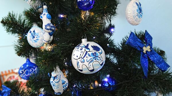 Готовые сновогодние украшения, расписанные вручную, на новогодней ёлке на фабрике игрушек Бирюсинка в Красноярске