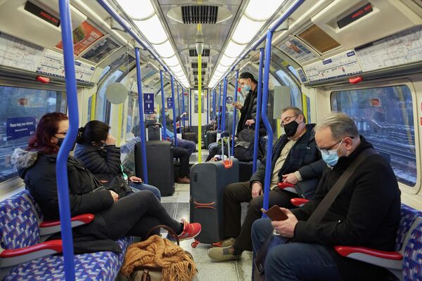 Пассажиры в поезде из аэропорта Хитроу в Лондоне