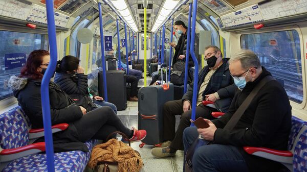 Пассажиры в поезде из аэропорта Хитроу в Лондоне