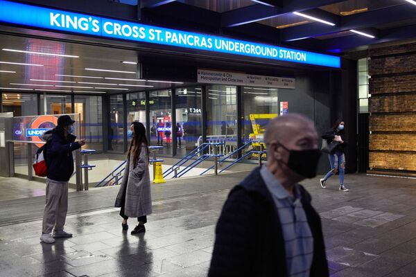 Прохожие у входа в метро возле лондонского вокзала Кингс-Кросс в Лондоне