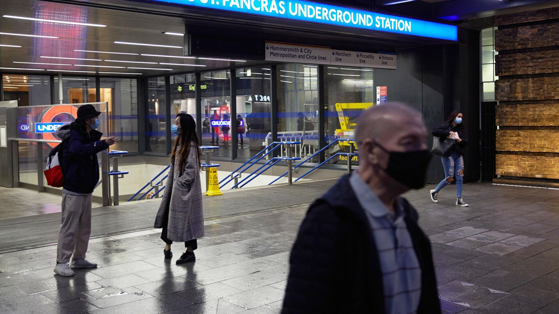 Прохожие у входа в метро возле лондонского вокзала Кингс-Кросс в Лондоне - РИА Новости, 1920, 03.04.2022