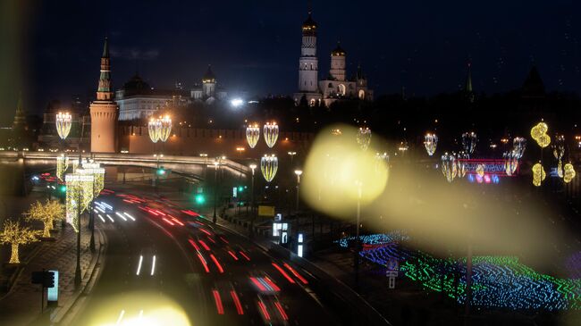 Автомобильное движение на Москворецкой набережной в Москве