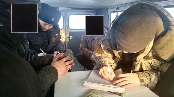 Госинспекторами Минэкологии Якутии установлены лица причастные к появившемуся в соцсетях видео, на котором двое мужчин недопустимым способом добывают лису