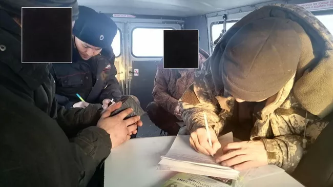 Госинспекторами Минэкологии Якутии установлены лица причастные к появившемуся в соцсетях видео, на котором двое мужчин недопустимым способом добывают лису