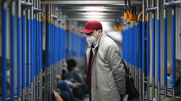 Пассажир в вагоне метро 