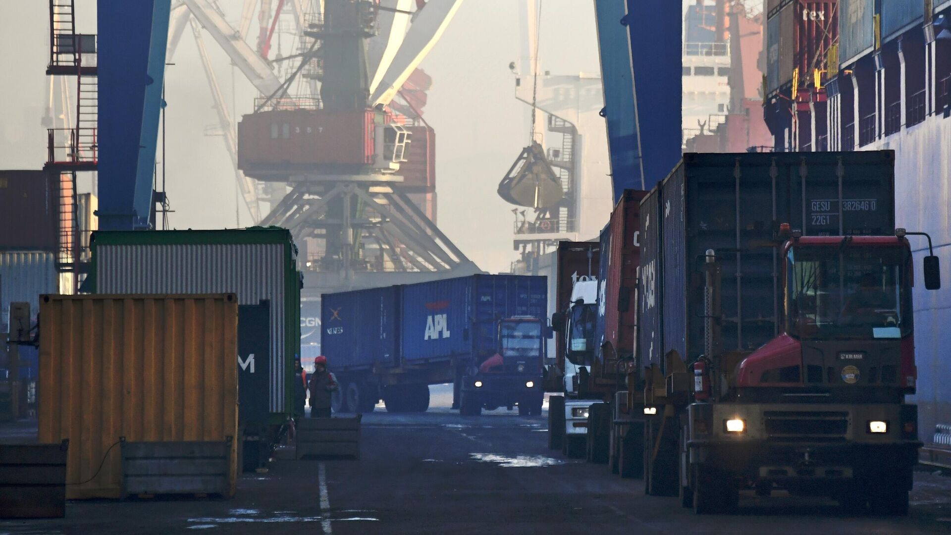 Выгрузка контейнеров с судна в контейнерном терминале Владивостокского морского порта - РИА Новости, 1920, 27.01.2021