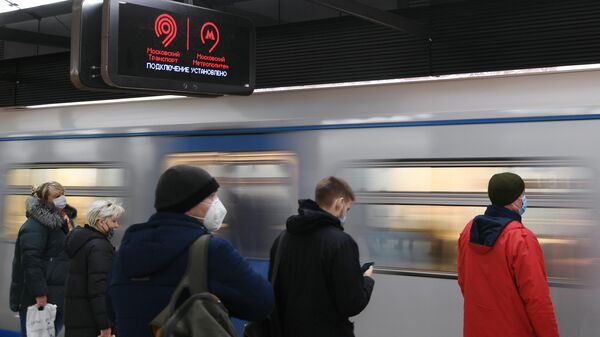 Пассажиры на станции Хорошёвская Большой кольцевой линии московского метрополитена