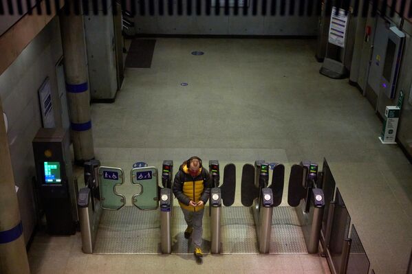 Молодой человек на входе в лондонское метро