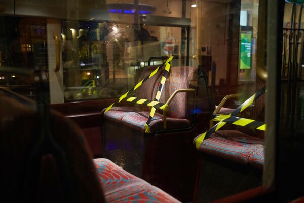 Обмотанные лентой кресла в лондонском автобусе