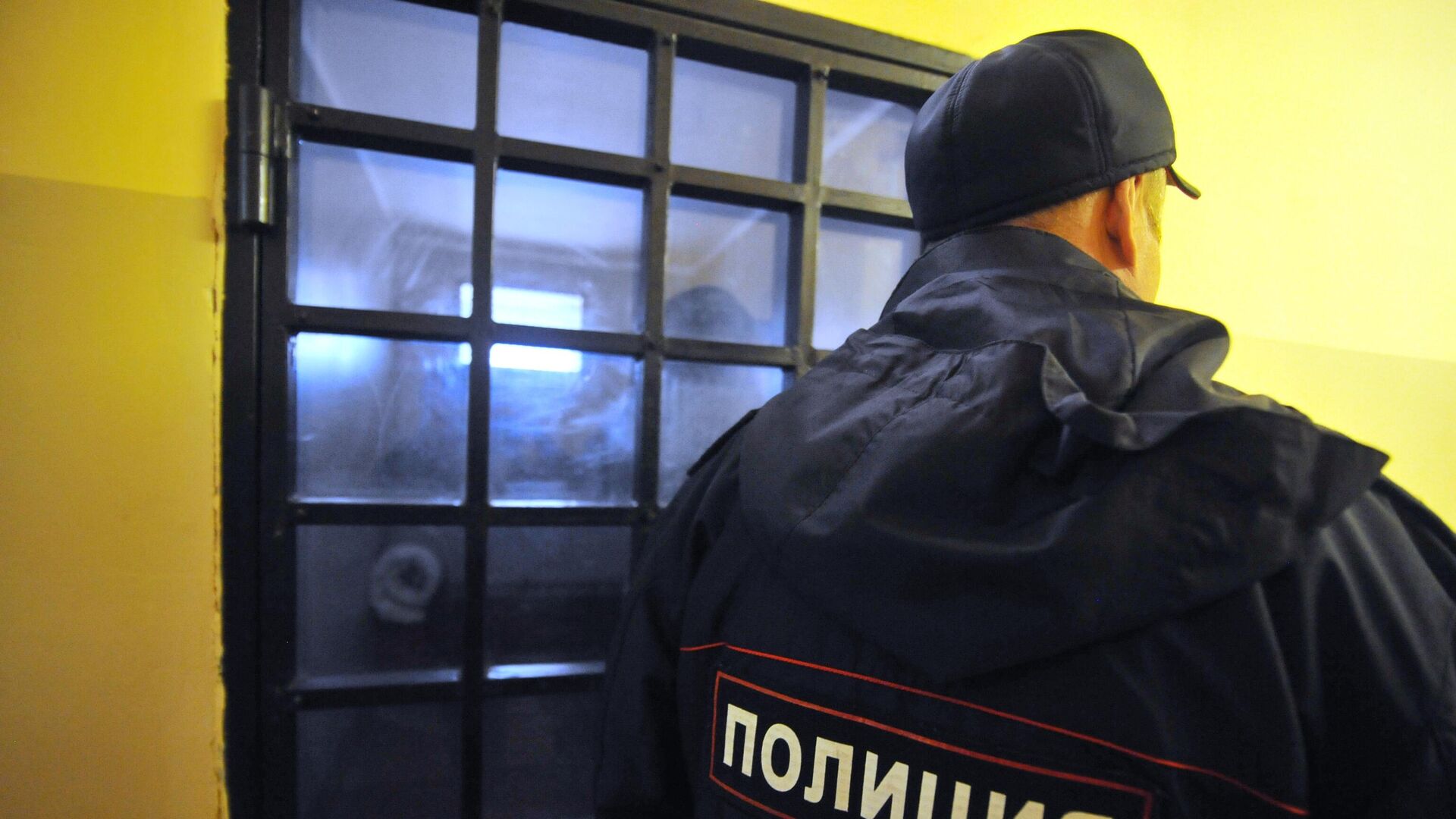 Police officer near the detention center A police officer near the temporary detention center - RIA Novosti, 1920, 03/01/2023