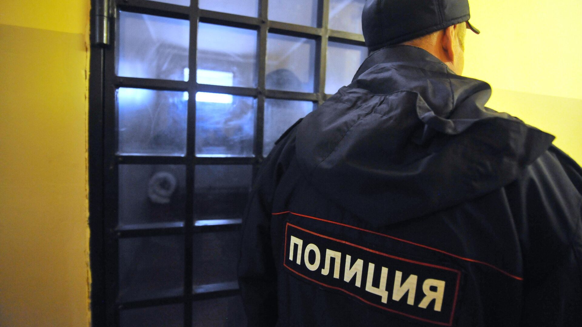 Сотрудник полиции возле изолятора временного содержания - РИА Новости, 1920, 03.02.2023