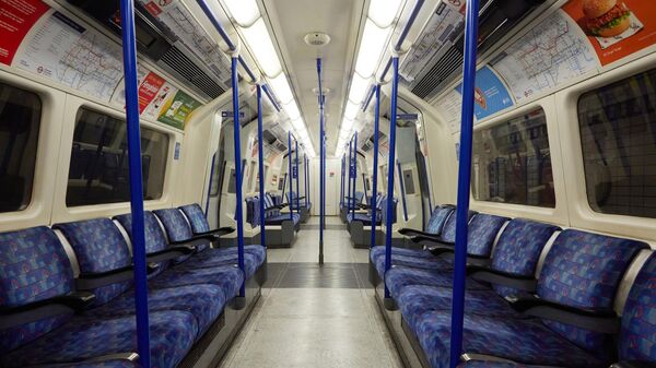 Пустой вагон лондонского метро