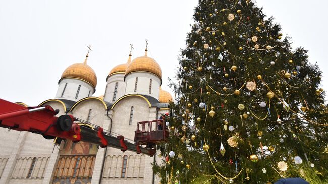 Украшение новогодней елки на Соборной площади Московского Кремля