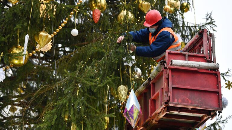 Украшение новогодней елки на Соборной площади Московского Кремля