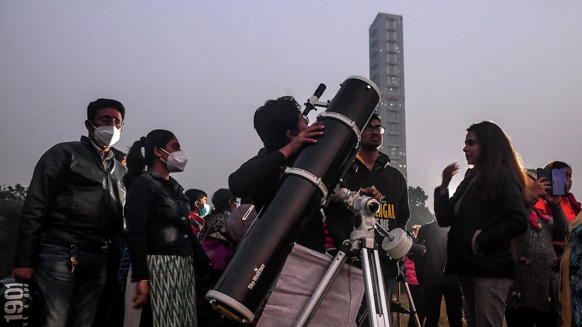 Люди наблюдают в телескоп за встречей Юпитера и Сатурна в районе Майдана в Калькутте - РИА Новости, 1920, 22.12.2020