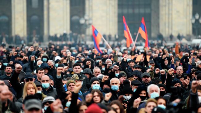 Противники премьер-министра Армении Никола Пашиняна проводят митинг на площади Республики в Ереване