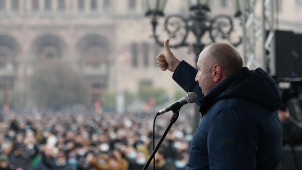 Андраник Теванян выступает на митинге оппозиции на площади Республики в Ереване