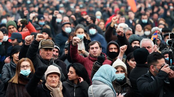 Противники премьер-министра Армении Никола Пашиняна проводят митинг на площади Республики в Ереване