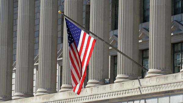 Государственный флаг США на здании министерства торговли в Вашингтоне