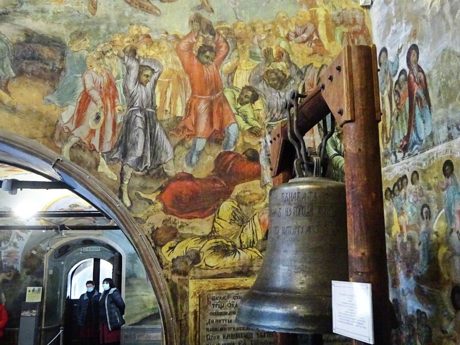 Церковь Димитрия на крови в кремле, ссыльный колокол и фрагмент росписи о дне гибели царевича