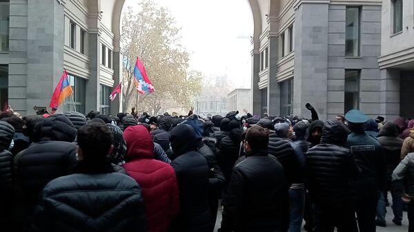 Толпы ереванцев с криками и флагами у правительственных зданий 