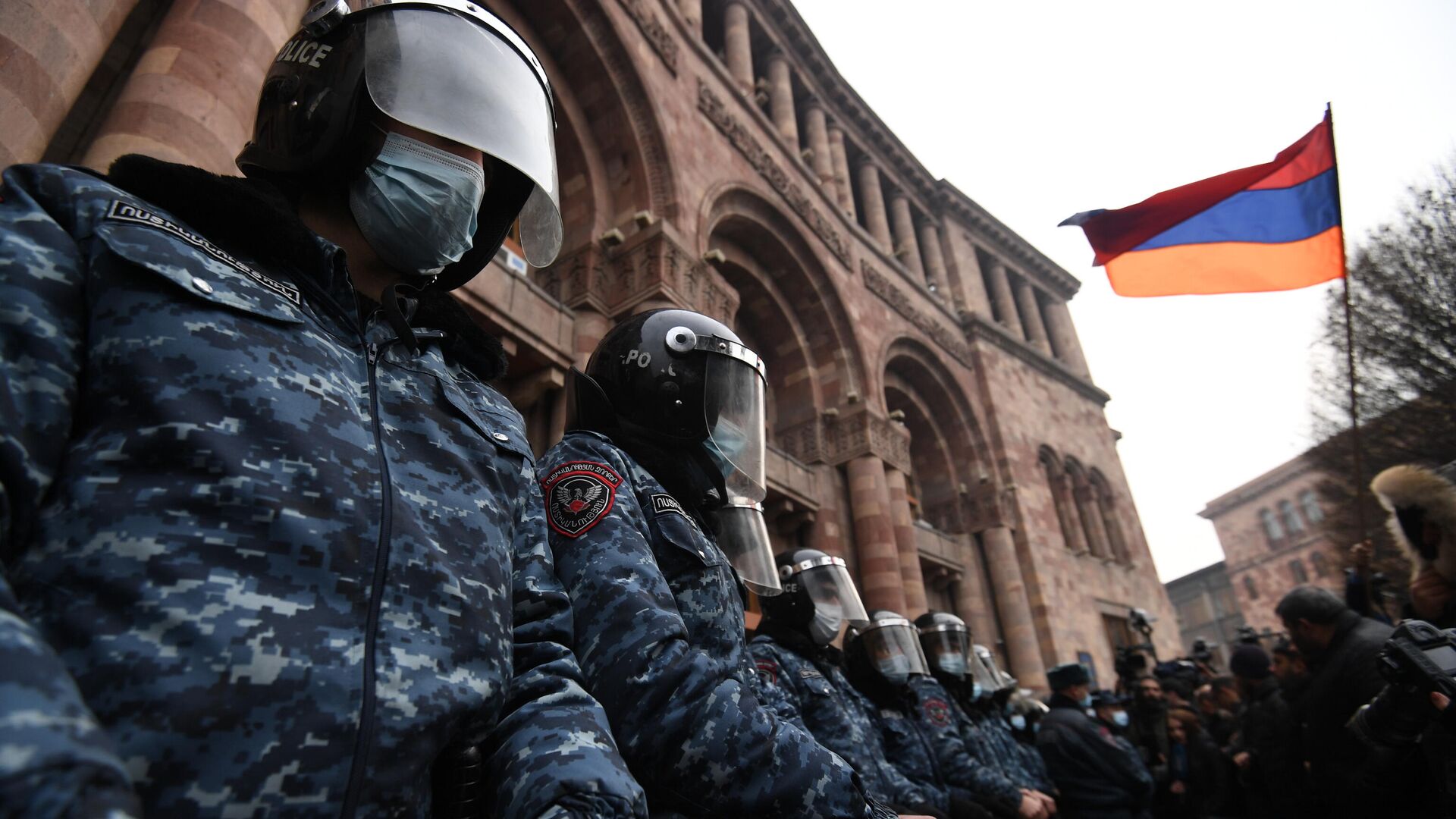 Сотрудники полиции стоят в оцеплении перед зданием правительства Армении во время митинга оппозиции на площади Республики в Ереване - РИА Новости, 1920, 03.02.2021