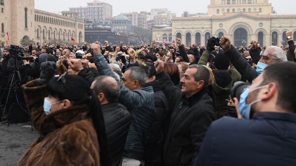 Противники премьер-министра Армении Никола Пашиняна проводят митинг на площади Республики в Ереване