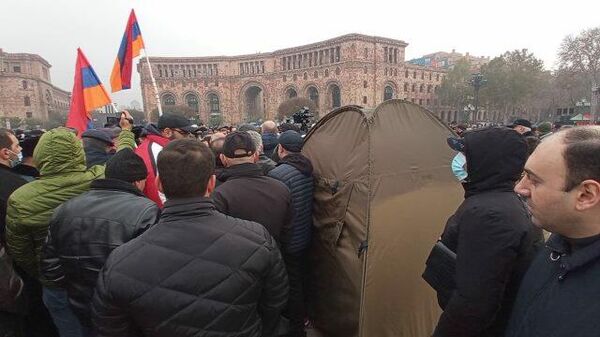 Протестующие ставят палатки у дома правительства Армении 