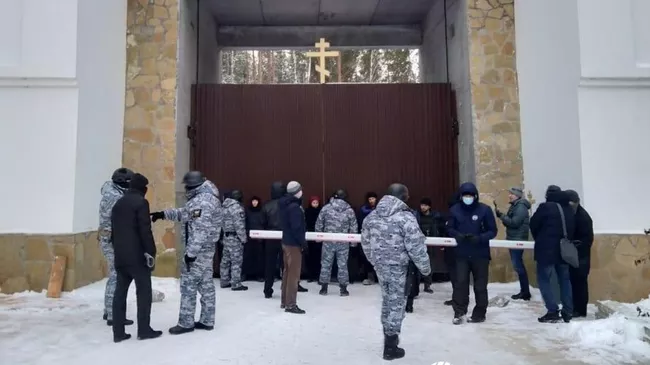 Судебные приставы у входа в Среднеуральский женский монастырь. 22 декабря 2020