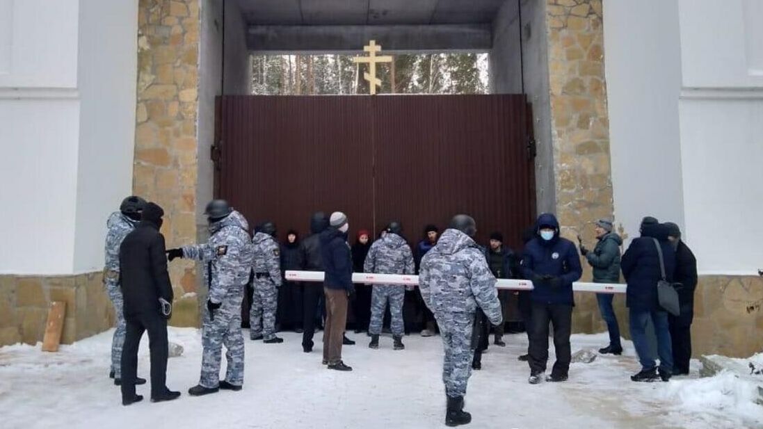 Судебные приставы у входа в Среднеуральский женский монастырь. 22 декабря 2020 - РИА Новости, 1920, 22.12.2020