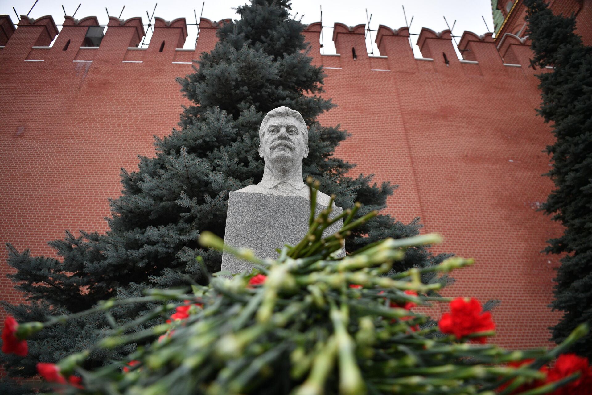 Цветы у мемориального захоронения И. В. Сталина у Кремлевской стены на Красной площади, возложенные в день 141-й годовщины со дня рождения И. В. Сталина - РИА Новости, 1920, 22.12.2020