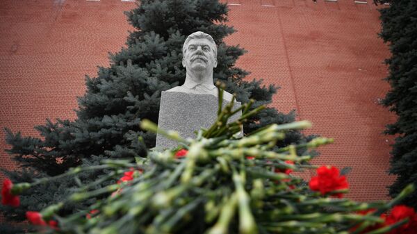 Цветы у мемориального захоронения И. В. Сталина у Кремлевской стены на Красной площади