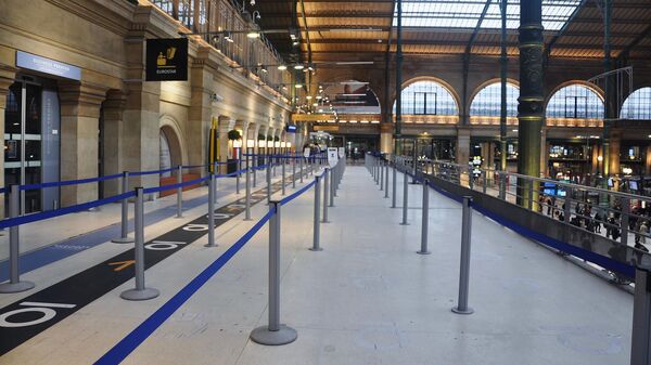 Пустая галерея перед закрытым офисом по продаже билетов компании Eurostar на Северном вокзале в Париже
