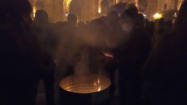 Протестующие в Ереване разжигают костры на площади