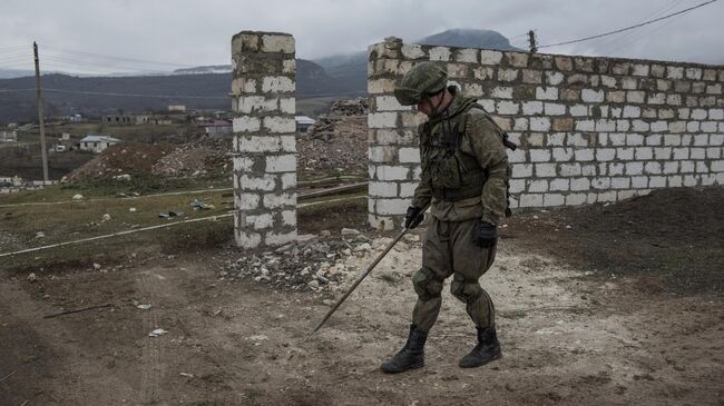 Специалист Международного противоминного центра Минобороны России во время выполнения задач по разминированию местности вблизи Степанакерта в Нагорном Карабахе