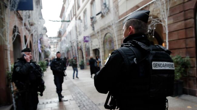 Французские жандармы патрулируют улицу