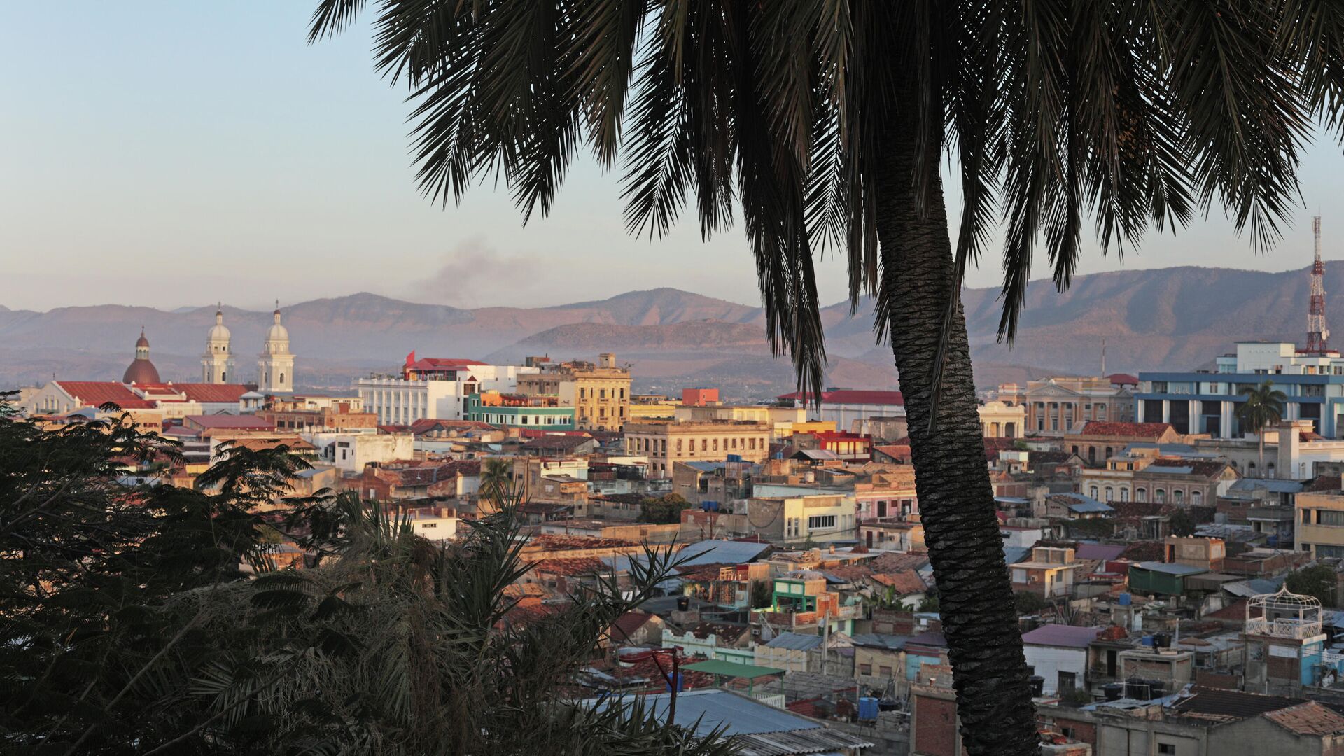Вид на город Сантьяго-де-Куба со смотровой площадки - РИА Новости, 1920, 05.07.2021