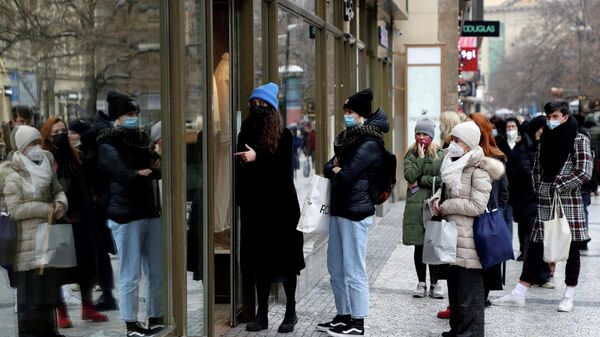 Покупатели в очереди перед магазином в Праге