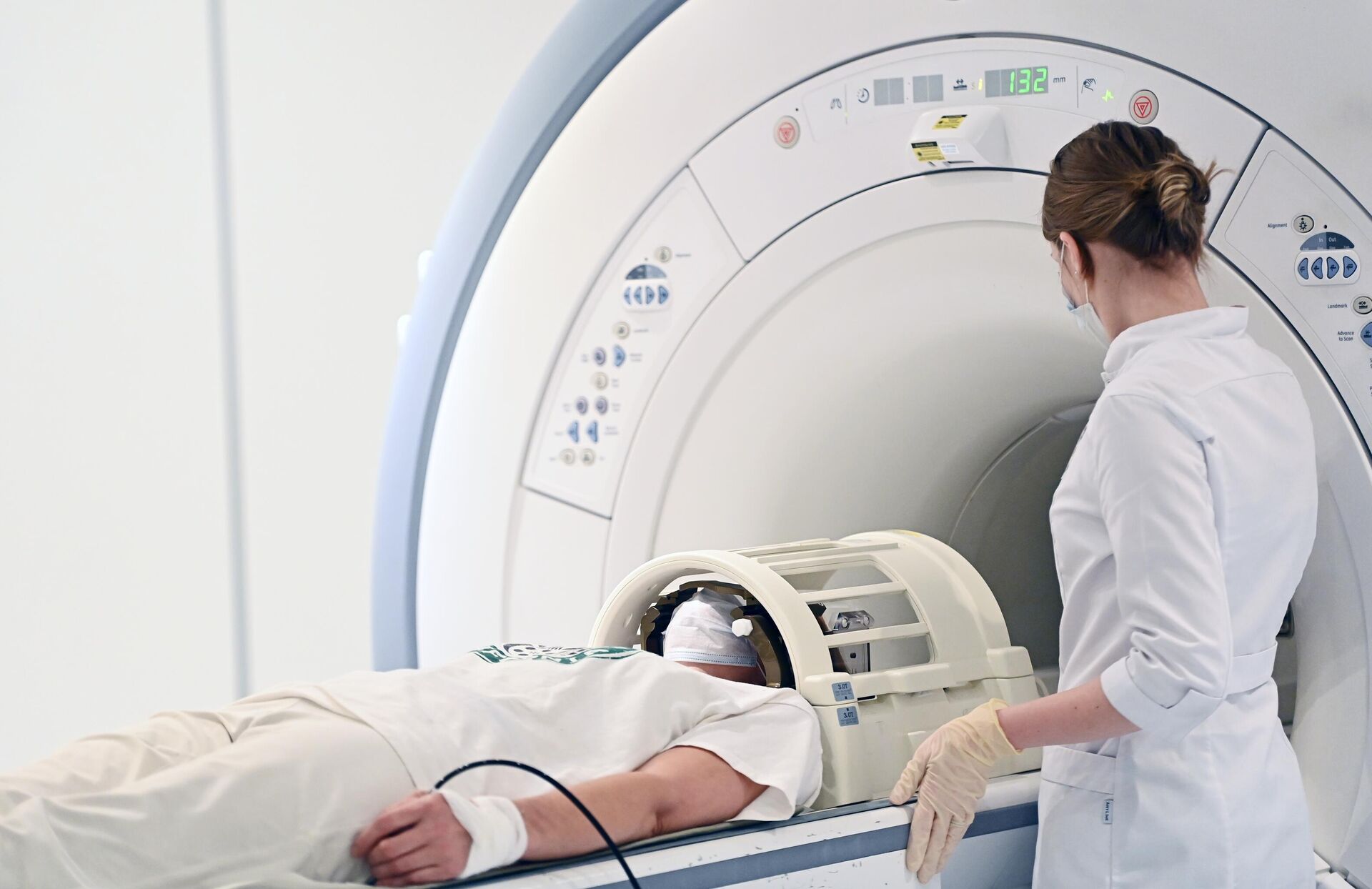 Пациент проходит обследование с помощью аппарата магнитно-резонансной томографии - РИА Новости, 1920, 29.06.2022