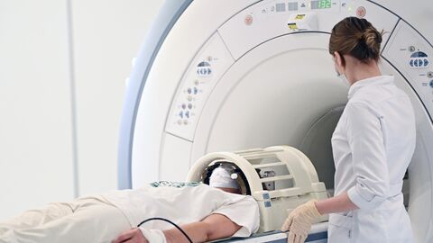 Пациент проходит обследование с помощью аппарата магнитно-резонансной томографии в центре радиохирургии НИИ СП имени Н. В. Склифосовского в Москве