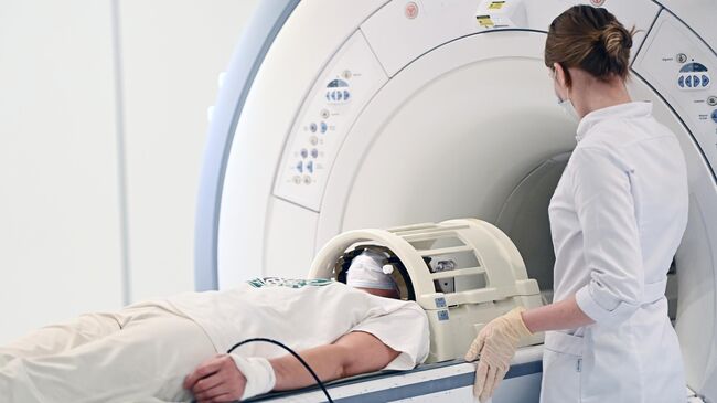 Пациент проходит обследование с помощью аппарата магнитно-резонансной томографии. Архивное фото