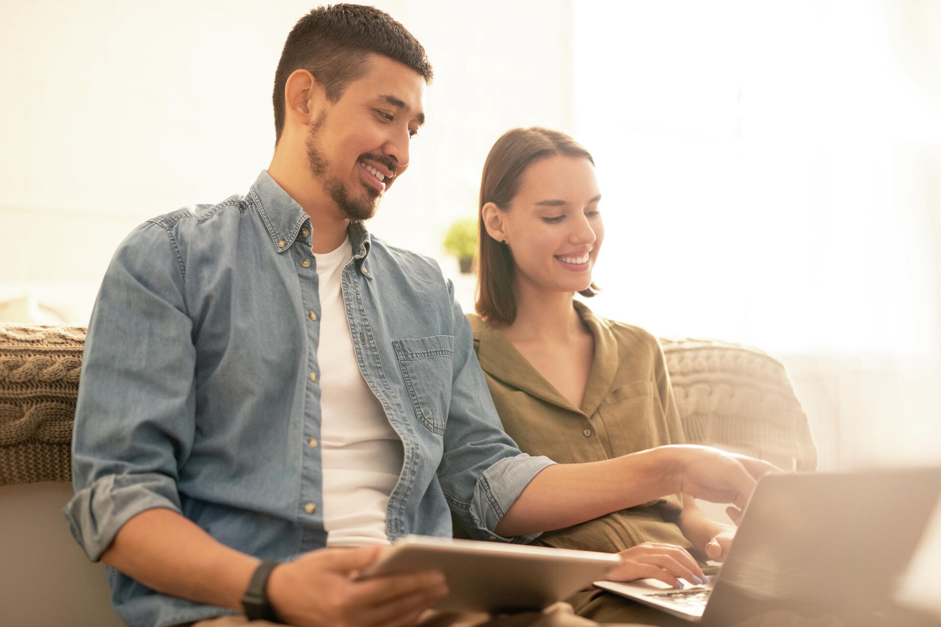 Молодая пара с ноутбуком Молодая пара с ноутбуком - РИА Новости, 1920, 17.12.2025