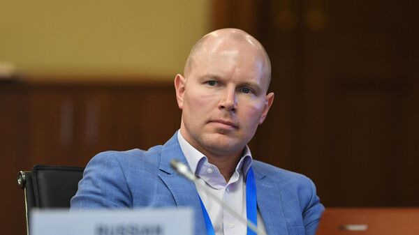 Председатель Общественной потребительской инициативы Олег Павлов во время круглого стола