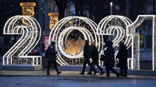 Новогодняя инсталляция возле станции метро Арбатская в Москве