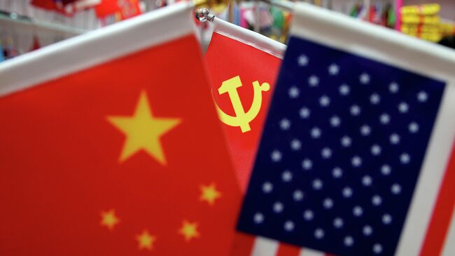 Флаги Китая, США и Коммунистической партии Китая на оптовом рынке в провинции Чжэцзян в Китае