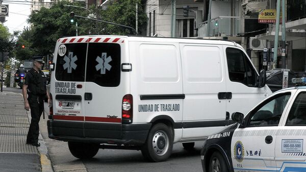 Скорая помощь и сотрудник полиции в Буэнос-Айресе