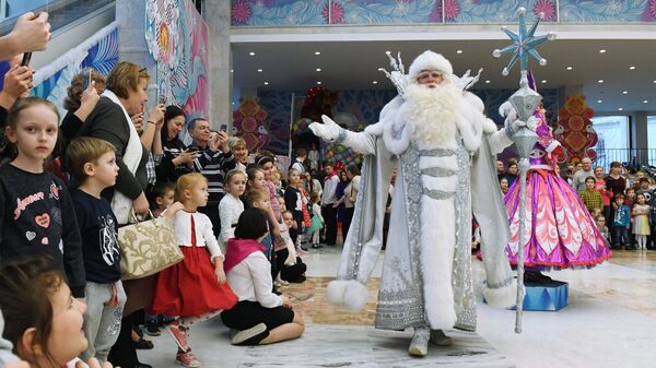 Дед Мороз выступает на Патриаршей Рождественской елке в Государственном Кремлевском дворце в Москве.